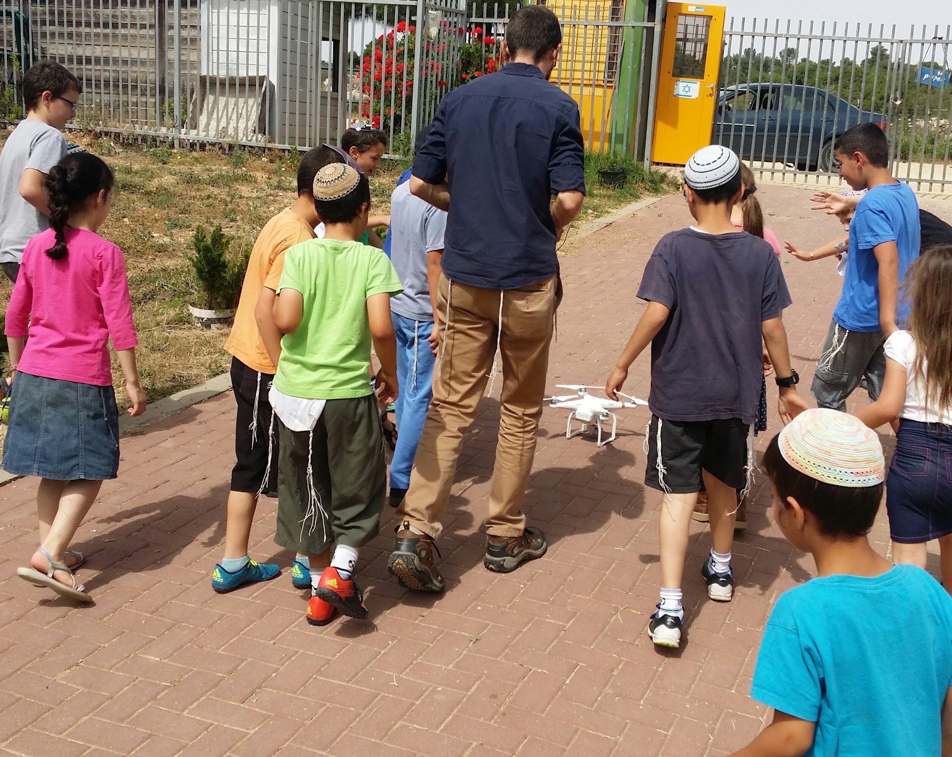 ילדים משחקים בגן השעשועים של היישוב